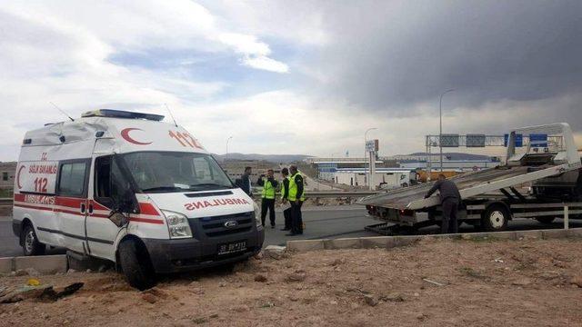 Hamile Kadını Taşıyan Ambulans Devrildi: 6 Yaralı