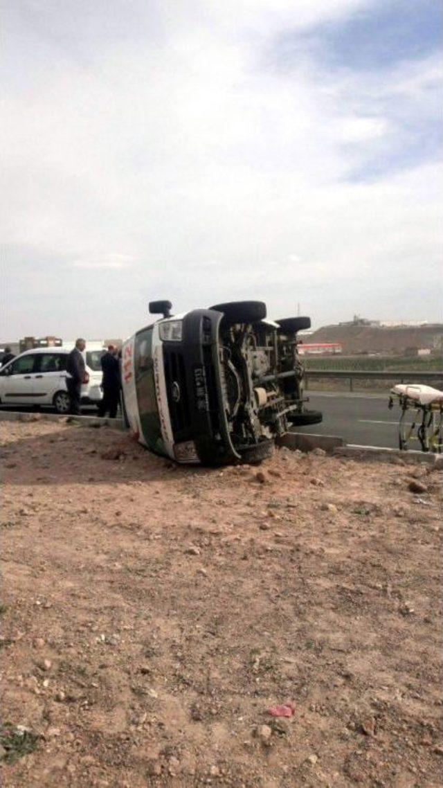 Hamile Kadını Taşıyan Ambulans Devrildi: 6 Yaralı