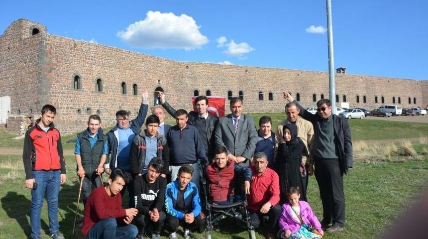 Engelliler Meclisi Zeytin Dalı Harek&acirc;tına Destek İ&ccedil;in Tabyalara Y&uuml;r&uuml;d&uuml;