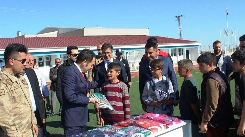 Ergani&rsquo;de 550 &Ouml;ğrenciye Spor Malzemesi Dağıtıldı