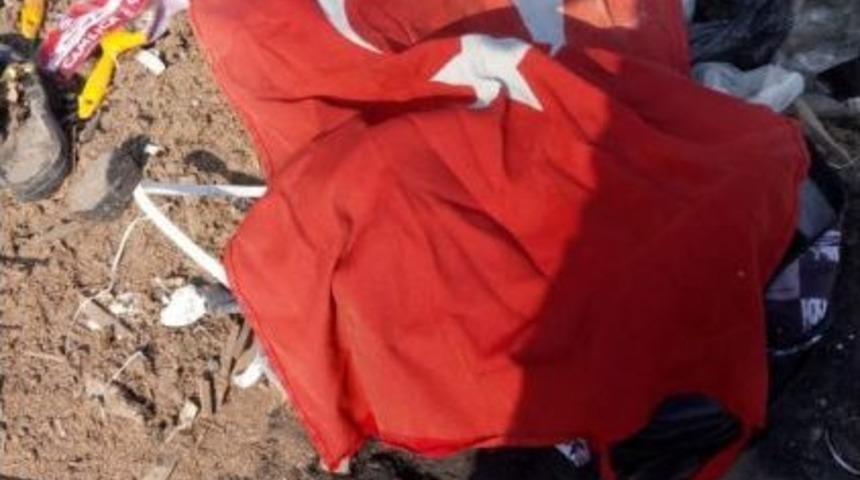 &Ccedil;&ouml;pl&uuml;kte Bulduğu T&uuml;rk Bayrağını Evine Astı