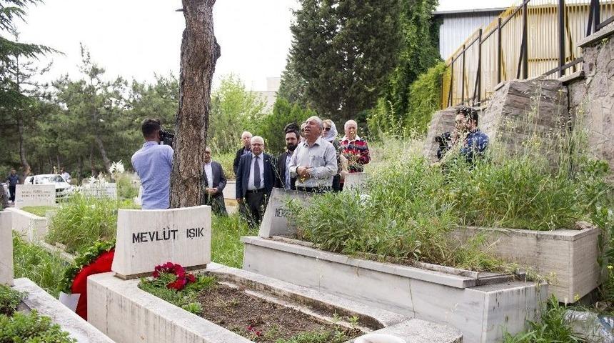 Gazeteci Mevl&uuml;t Işık, Mezarı Başında Anıldı