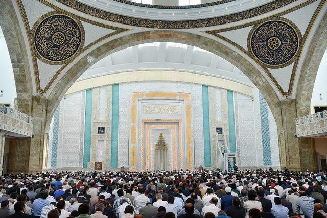 Diyanet İşleri Başkanı Erbaş, Ahmet Hamdi Akseki Camii’nde Hutbe İrad Etti