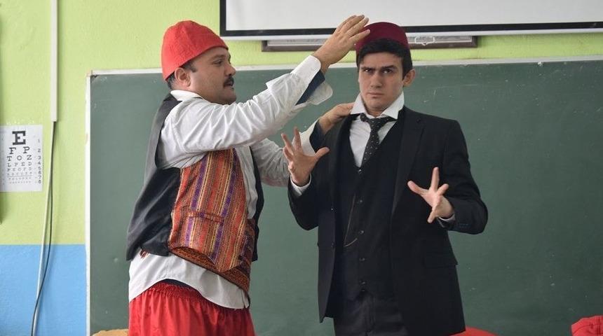 B&uuml;y&uuml;kşehir Tiyatrosu Ekibi Kemal Sunal Anısına Sahne Aldı