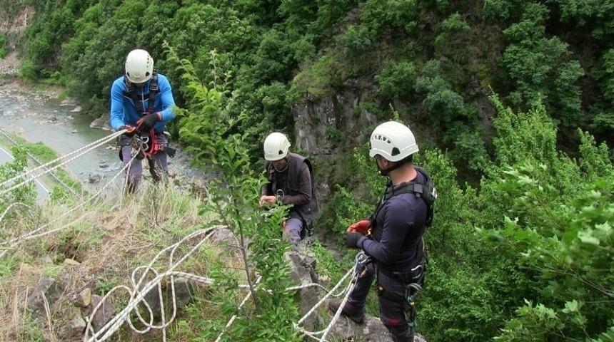 Yerinden Kopmak &Uuml;zere Olan Kayayı Tedbirli Bir Şekilde Yola İndirdiler