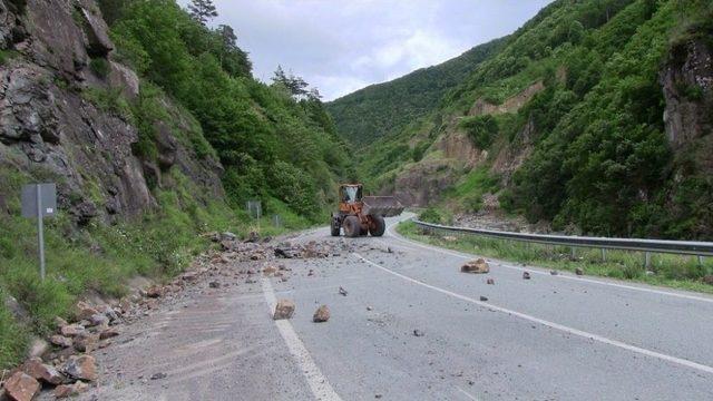 Yerinden Kopmak Üzere Olan Kayayı Tedbirli Bir Şekilde Yola İndirdiler