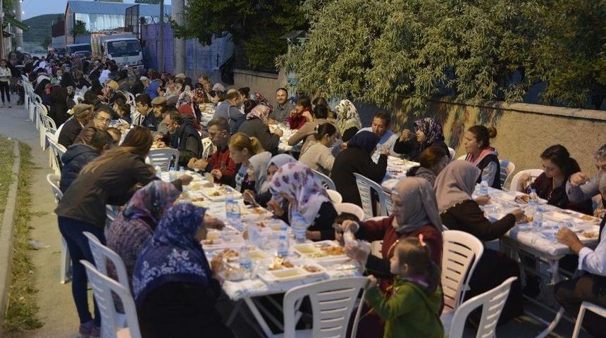 Vatandaşlar, Tepebaşı&rsquo;nda Bereketi Paylaşıyor