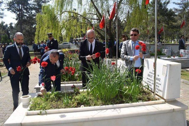 Şehitler Mezarları Başında Anıldı