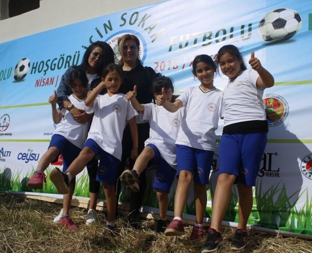 Antalya&rsquo;da İlkokul &Ouml;ğrencileri Hoşg&ouml;r&uuml; İ&ccedil;in Sahaya İndi