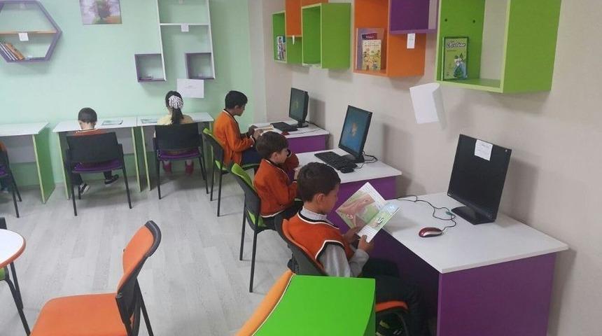 Polislerden İlkokula Bilgisayar Yardımı