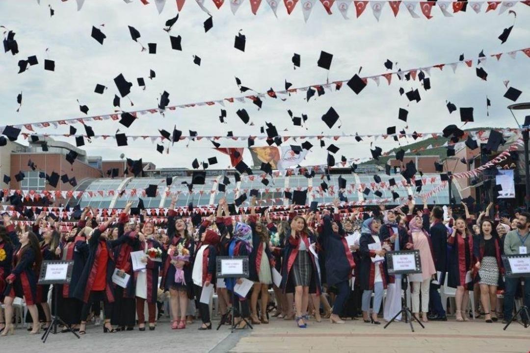 Eğitim Fak&uuml;ltesinden 1400 &Ouml;ğrenci Mezun Oldu