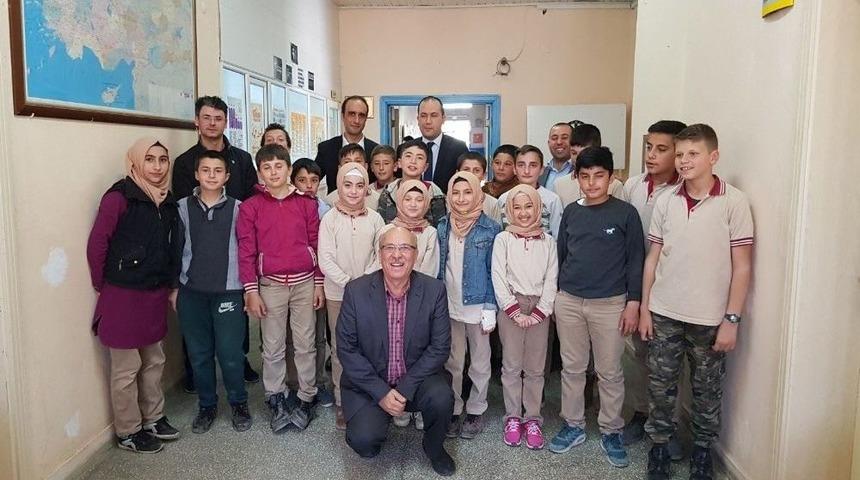 Kaymakam &Ouml;ğrencilerle Satran&ccedil; Oynadı