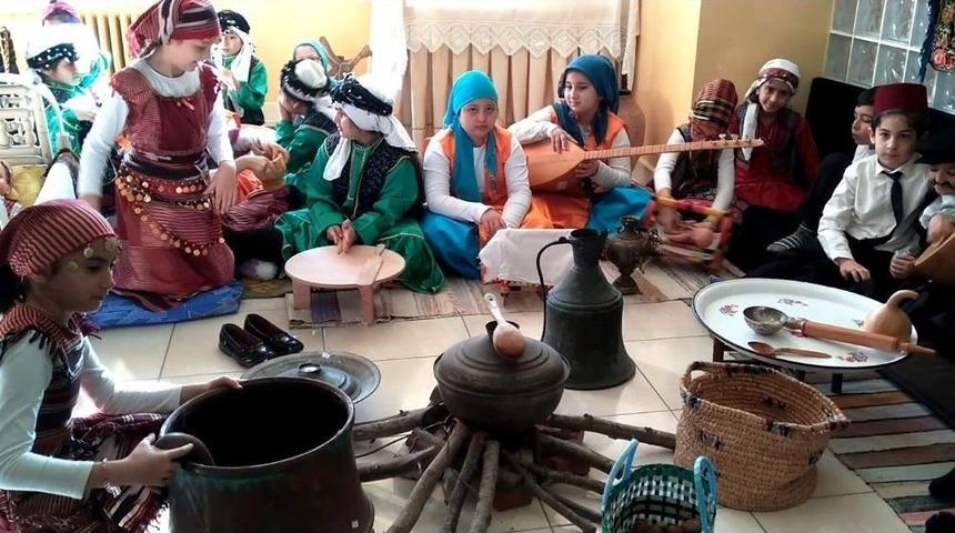 Minik &Ouml;ğrenciler Ge&ccedil;mişini Unutmadı