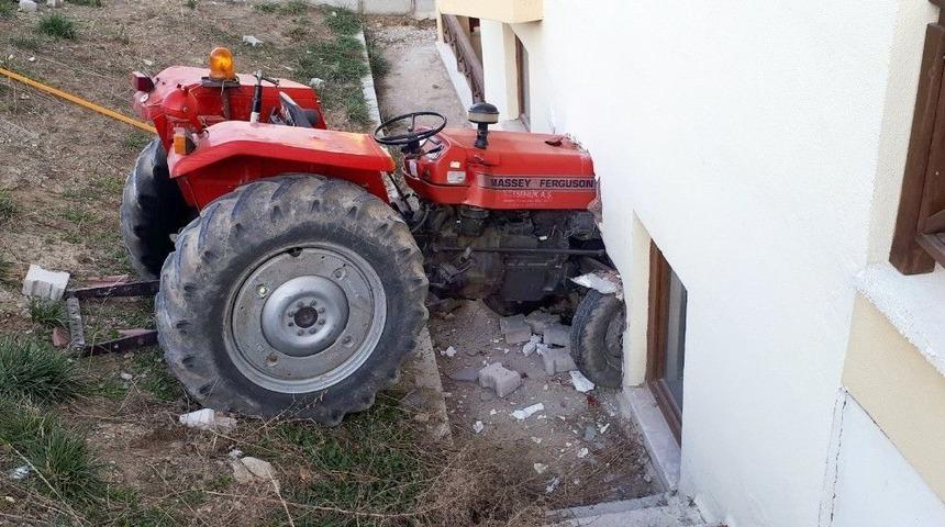 Kontrolden &Ccedil;ıkan Trakt&ouml;r Yatak Odasına Daldı