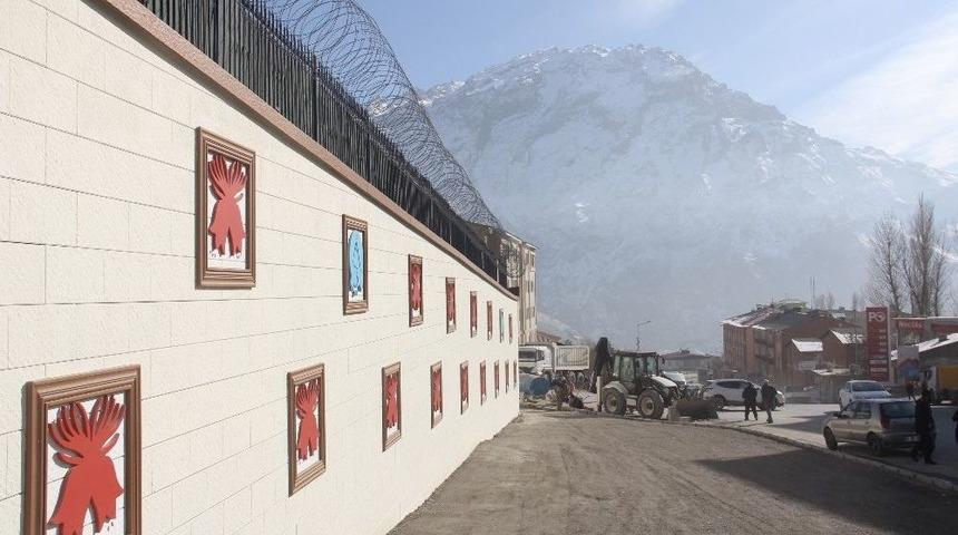 Ters Lale S&uuml;slemesi Hakkari&rsquo;ye Renk Kattı