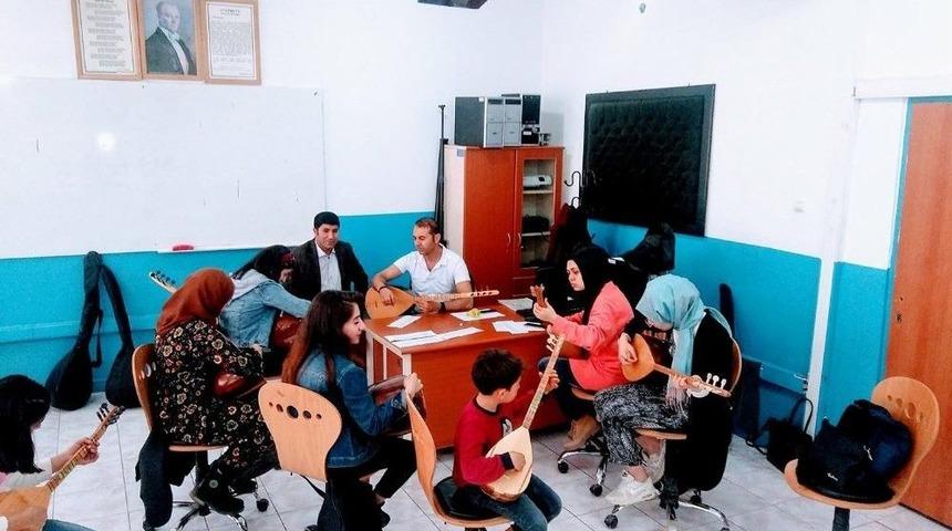 &Ouml;zalp Halk Eğitim Merkezi M&uuml;d&uuml;rl&uuml;ğ&uuml;nde Kurslar Devam Ediyor