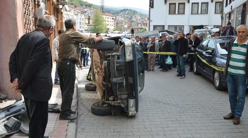 Niksar&rsquo;da Otomobil Kaldırıma &Ccedil;arpıp Yan Yattı: 2 Yaralı