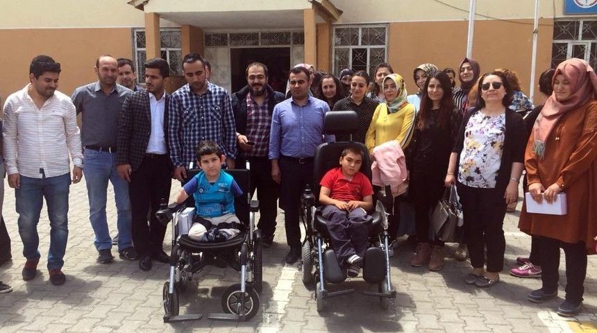 Kermesle Gelen Ak&uuml;l&uuml; Sandalye Sevinci