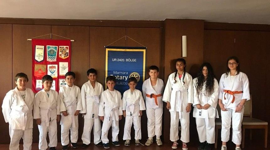 D&uuml;nya Uyuşturucuyla M&uuml;cadele Eden Sporcular Federasyonu&rsquo;ndan Okullara Malzeme Yardımı