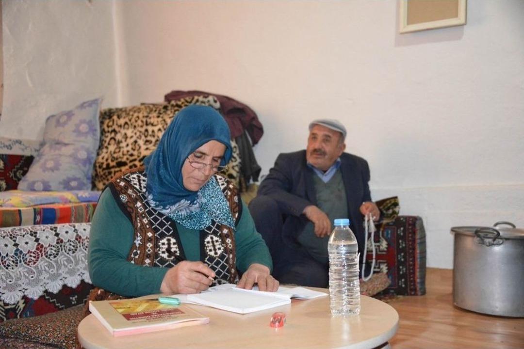 İneğini Sağdıktan Sonra Okuma Yazma &Ouml;ğrenmek İ&ccedil;in 20 Kilometre Yol Gidiyor