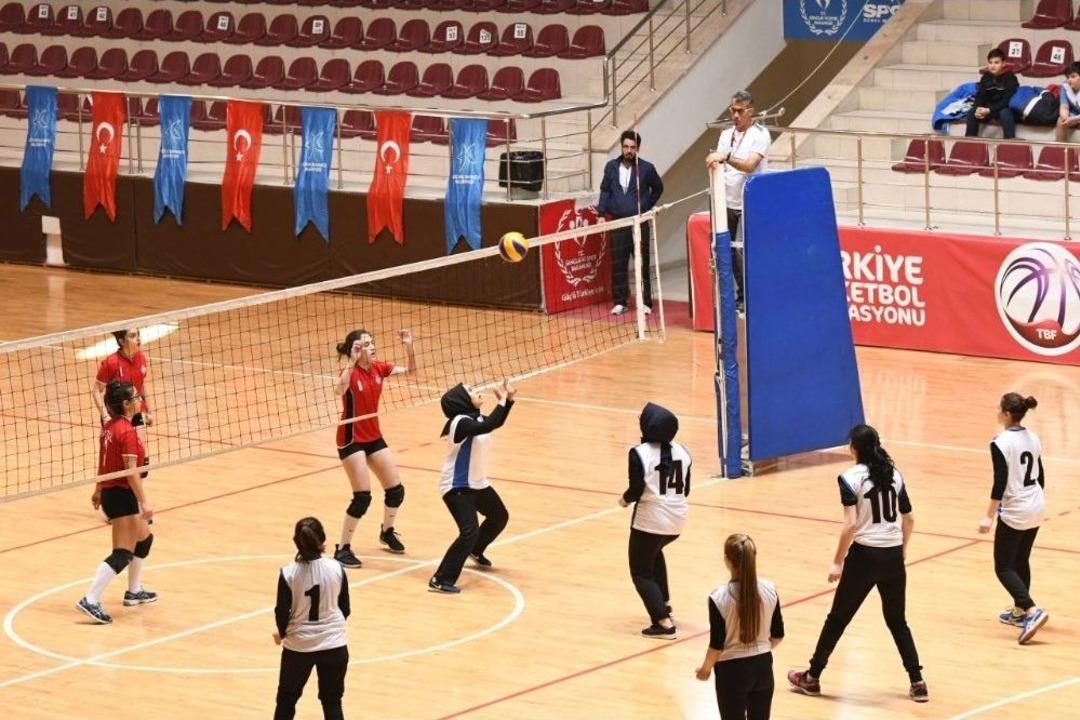 K&uuml;&ccedil;&uuml;k&ccedil;ekmece&rsquo;de Voleybol M&uuml;sabakaları Sona Erdi