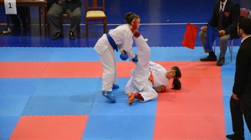 Gen&ccedil; Karateciler Ortaca&rsquo;da M&uuml;cadele Etti