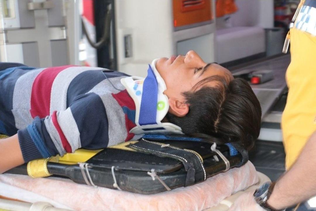 Minib&uuml;s Halk Otob&uuml;s&uuml;ne &Ccedil;arptı: 6 Yaralı