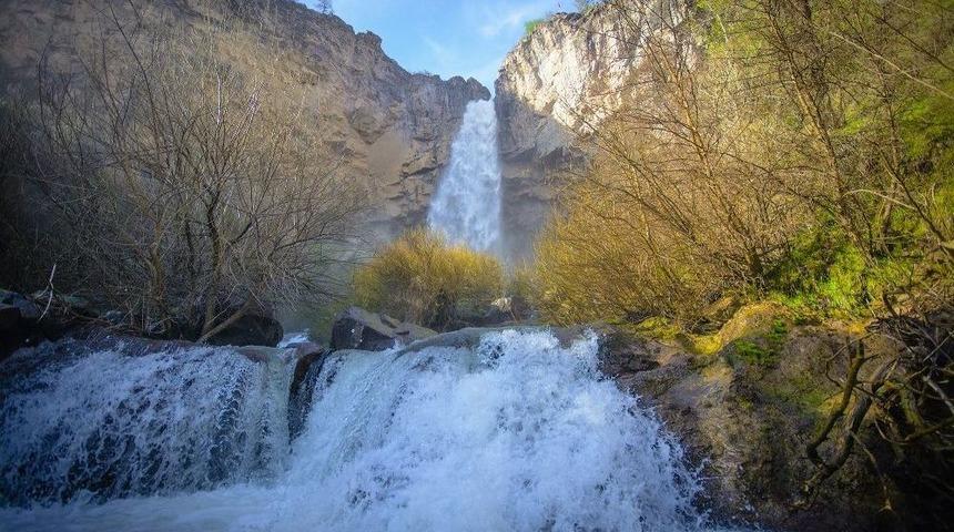 Çağlayan Şelalesi Görenleri Hayran Bırakıyor