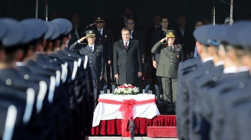 &Uuml;niversiteli Polislerin Mezuniyet Sevinci