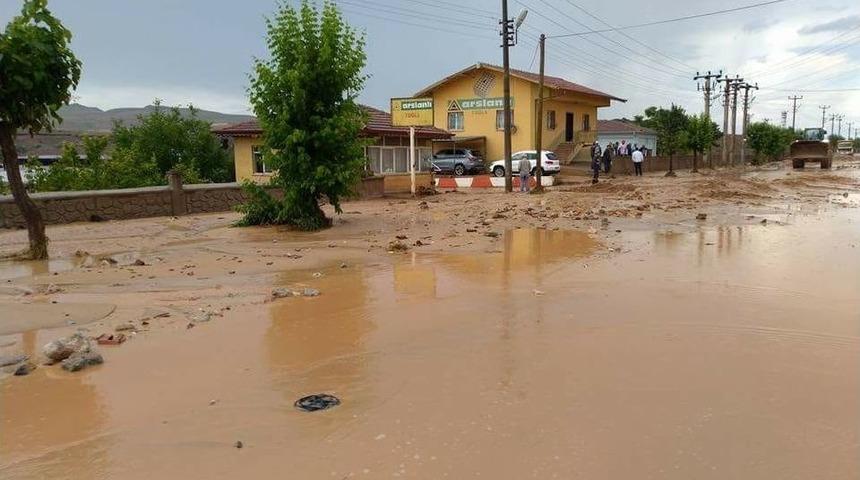 Nevşehir&rsquo;de Yağmur Sonrası İş Yerlerini Su Bastı