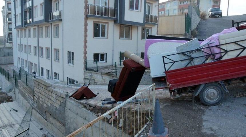 Eşya Yüklü Kamyonet Duvara Çarptı, Öğrenci Çatıya Uçtu