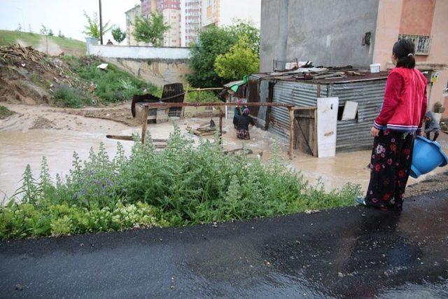 Sağanaktan Etkilenen Evlerin Zararları Karşılanacak