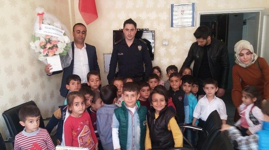 Gerc&uuml;ş&rsquo;te Miniklerden Polislere Anlamlı Ziyaret