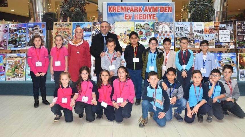 Başkan Ay 81 İliz Hepimiz Biriz Sergisini Gezdi