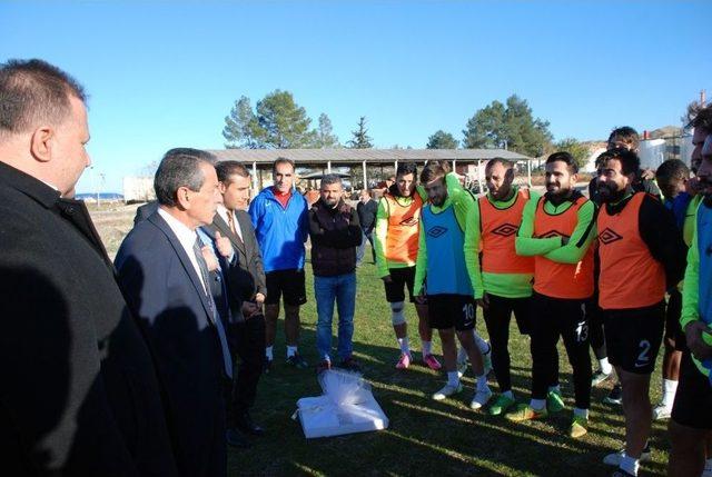 Vali Kalkancı’dan Adıyaman 1954 Spor Oyuncularına Baklava İkramı