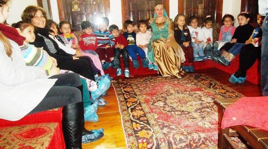 İzmitli &Ccedil;ocuklar &Uuml;cretsiz Masal Dinliyor