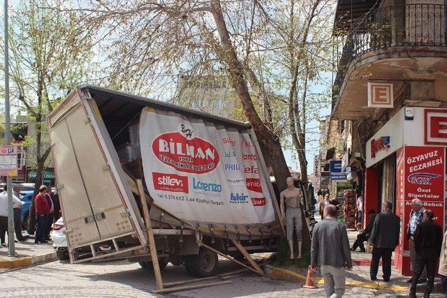 Kamyonet Ağaca Takıldı 1