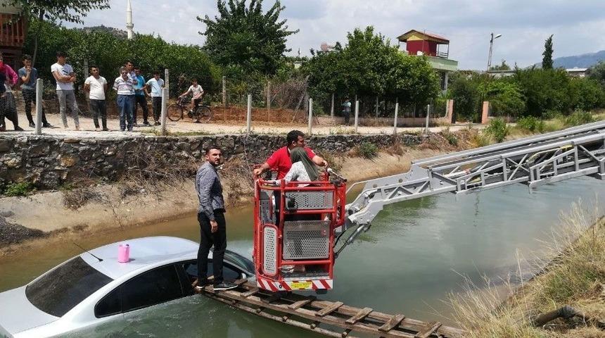 Otomobil Sulama Kanalına U&ccedil;tu