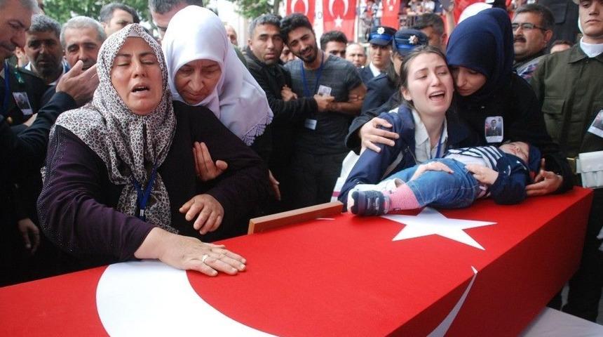 Minik Kerem Şehit Babasını Tabutunun &Uuml;zerinde Son Yolculuğuna Uğurladı