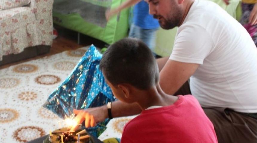 Gebzeli Kimsesiz &Ccedil;ocuklara Doğum G&uuml;n&uuml; S&uuml;rprizi