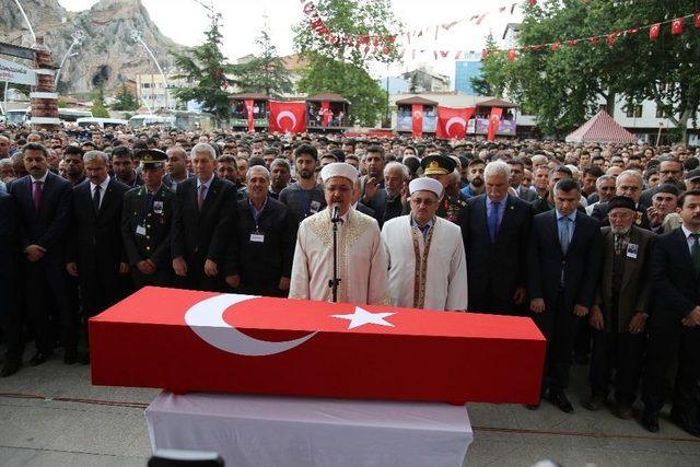 Minik Kerem Şehit Babasını Tabutunun Üzerinde Son Yolculuğuna Uğurladı