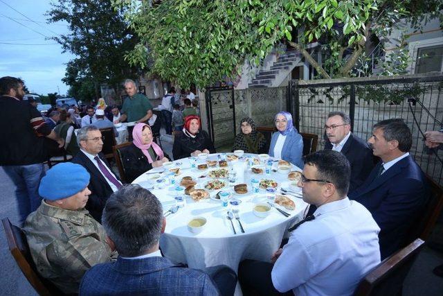 Şehidin Ana Ocağında Kurulan İftar Sofralarında Buluştular