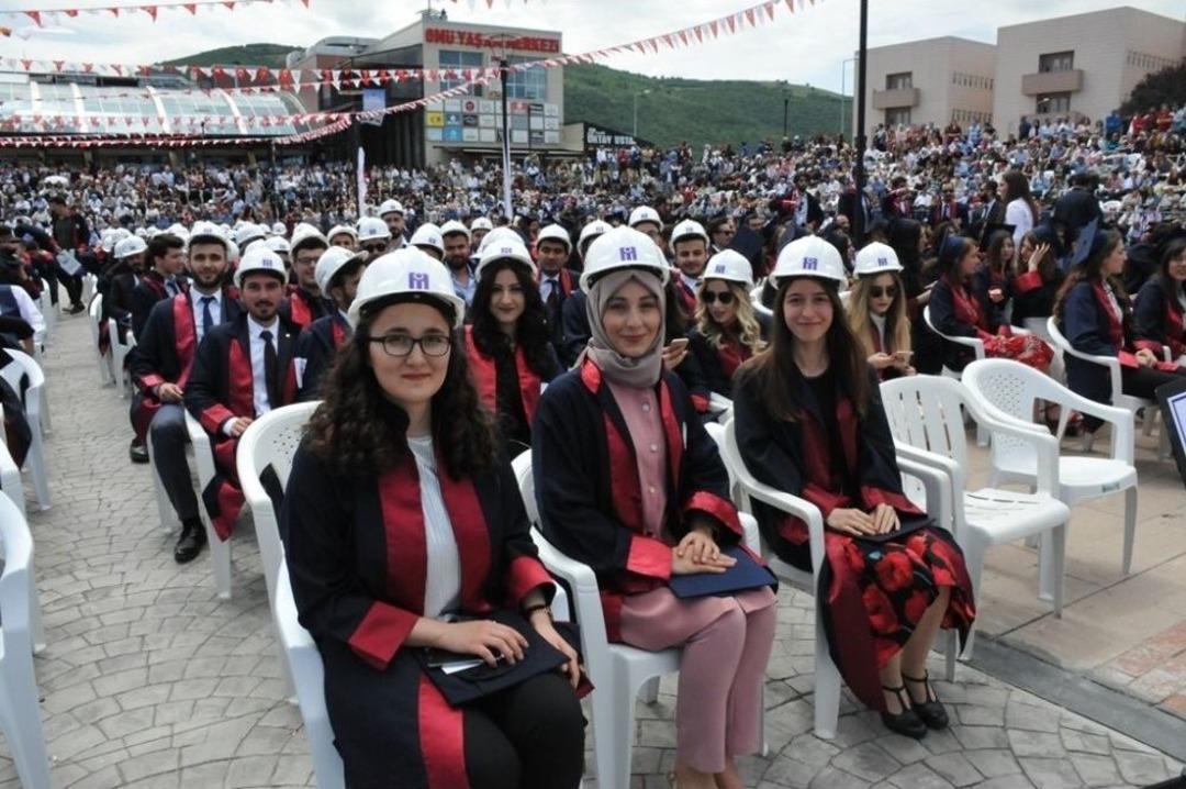 Mezuniyete Baretle Katıldılar