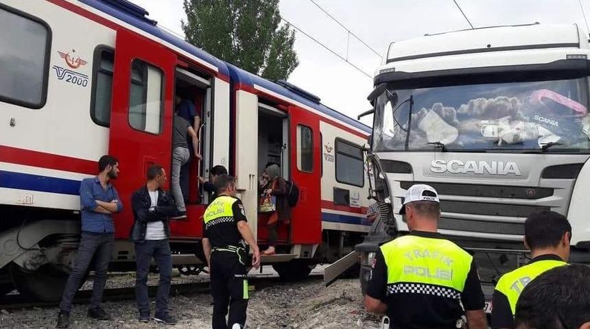 K&uuml;tahya&rsquo;da Rayb&uuml;s Tıra &Ccedil;arptı: 1 Yaralı