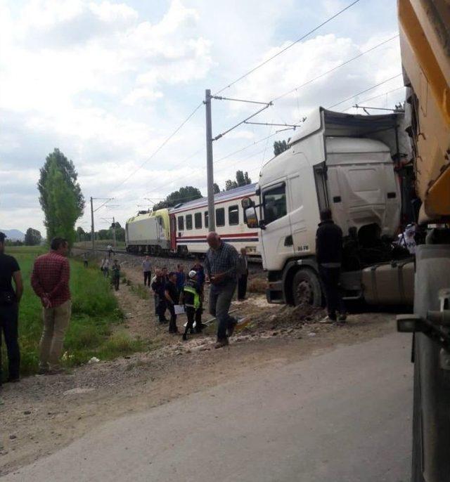 Kütahya’da Raybüs Tıra Çarptı: 1 Yaralı