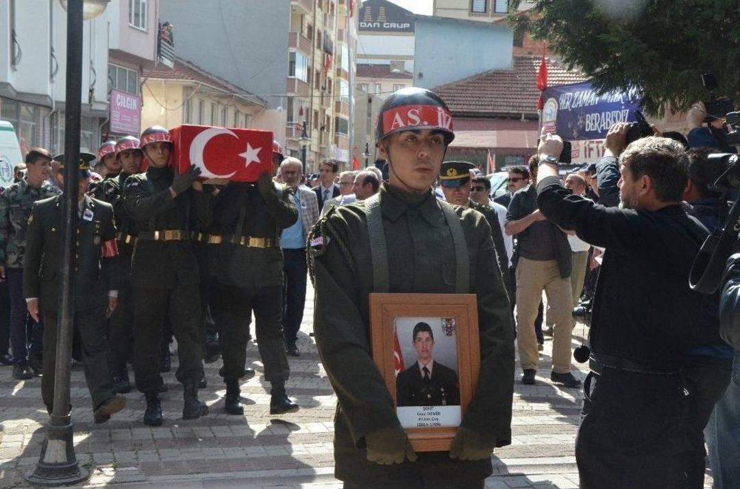 Boz&uuml;y&uuml;k&rsquo;te Binler Şehidini Son Yolculuğuna Uğurladı