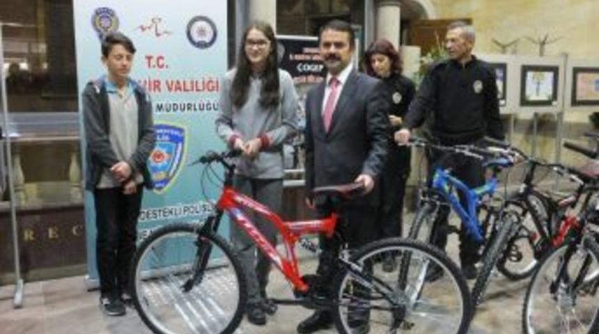 Nevşehir Emniyet M&uuml;d&uuml;rl&uuml;ğ&uuml; Başarılı &Ouml;ğrencilere Bisiklet Hediye Etti