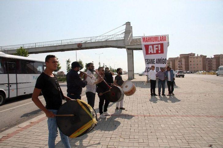 Cezaevinden Tahliye Olan Amigoya Pankartlı, Davullu, Zurnalı Karşılamaya Jandarma Engeli G3