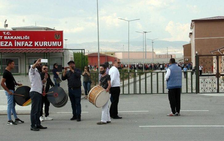 Cezaevinden Tahliye Olan Amigoya Pankartlı, Davullu, Zurnalı Karşılamaya Jandarma Engeli G5