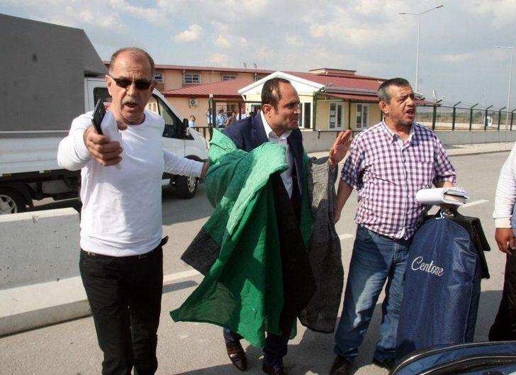 Cezaevinden Tahliye Olan Amigoya Pankartlı, Davullu, Zurnalı Karşılamaya Jandarma Engeli G1